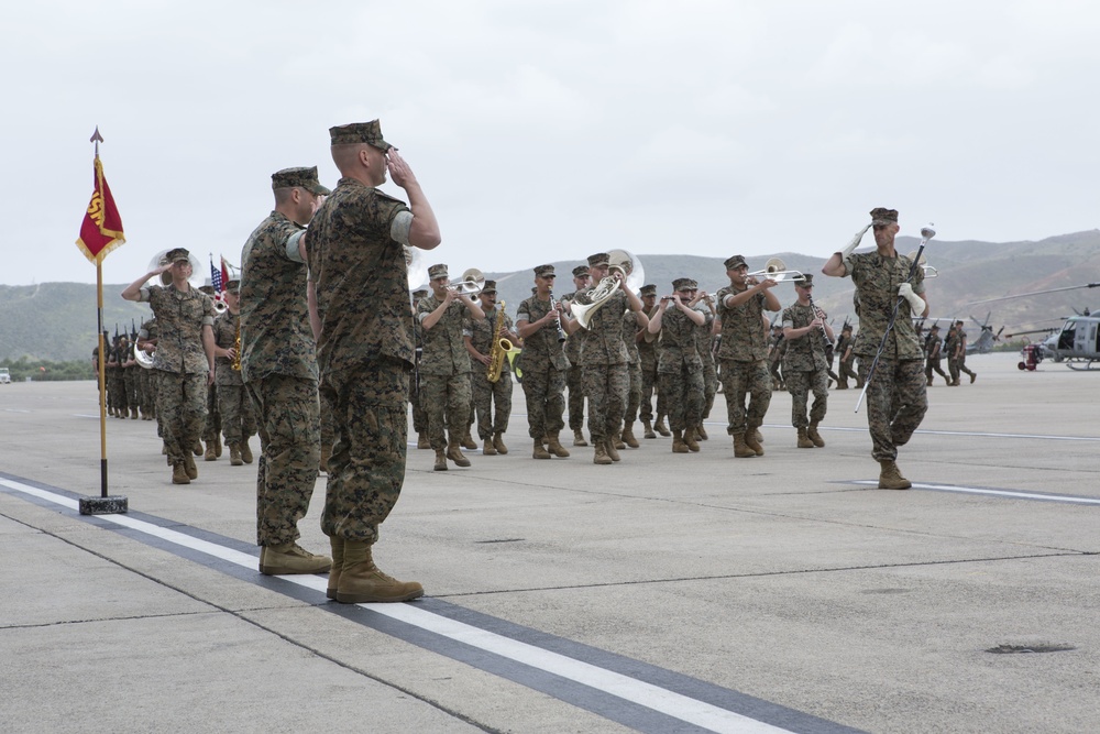 HMLAT-303 conducts change of command