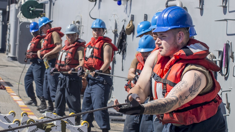 DVIDS - Images - USS Boxer Fuel Replenishment-At-Sea [Image 1 of 4]