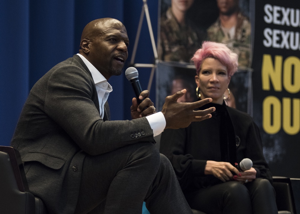 Terry Crews visits Osan AB Airmen, Soldiers