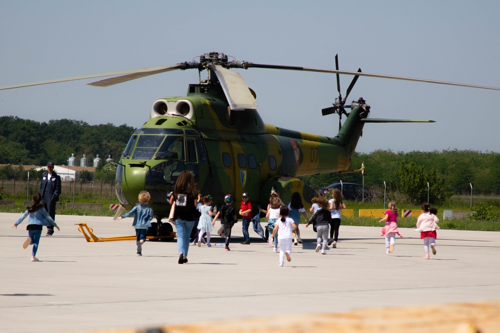 School field trip with multinational service members