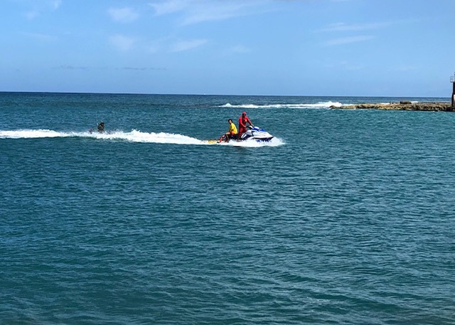Coast Guard, Honolulu emergency services respond to capsized vessel off Oahu
