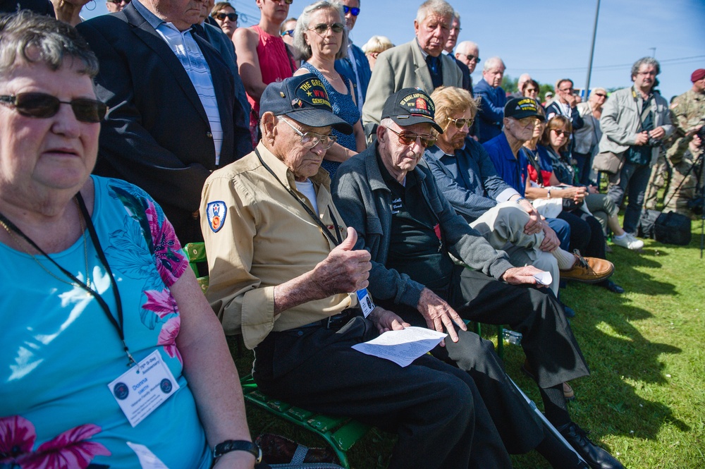 WW2 Veteran gives a thumbs up