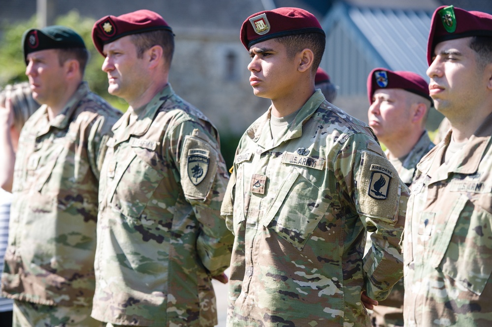 Paratroopers attend memorial ceremony