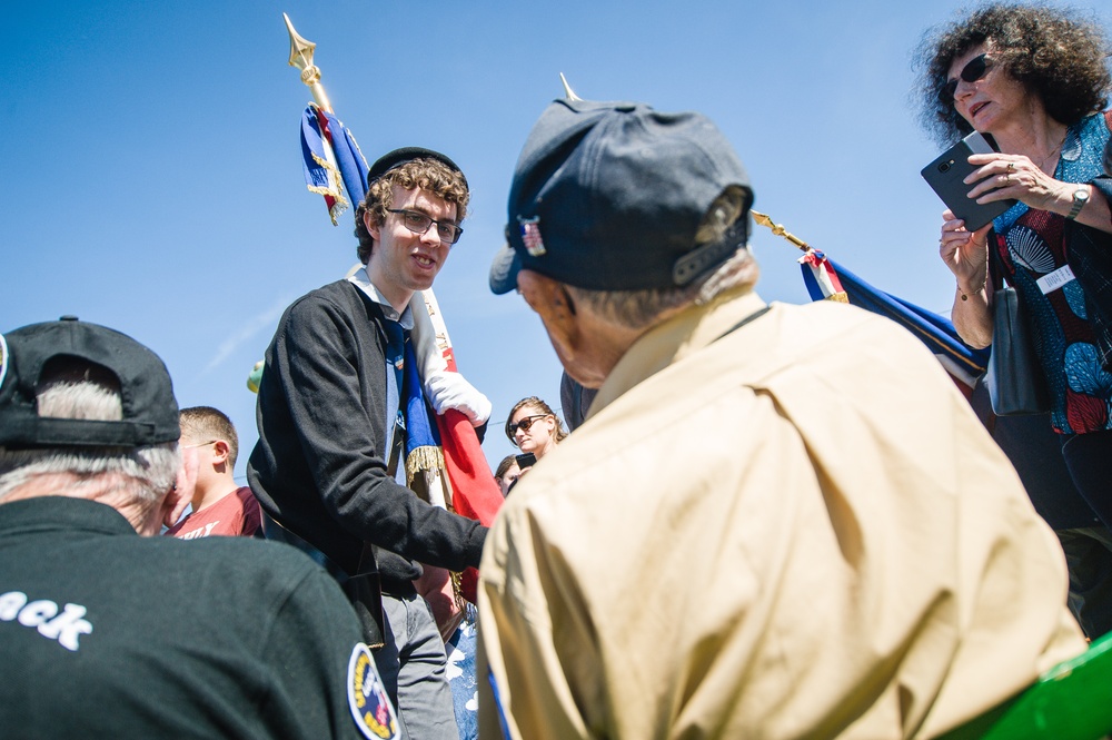 World War II Veterans greeted by participants