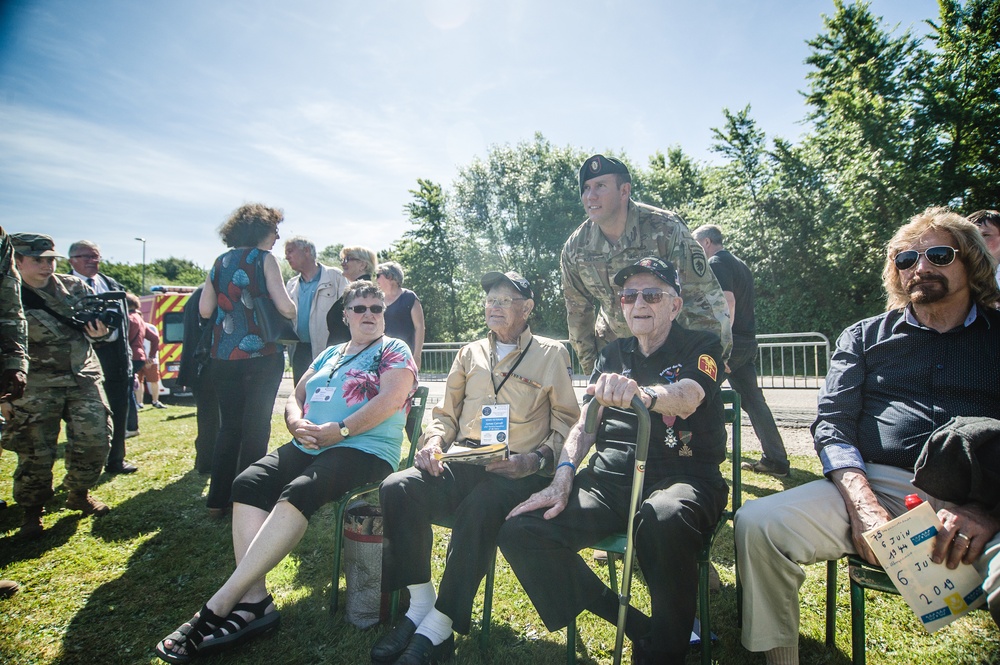 Special Forces Soldier takes photo with World War II Vets