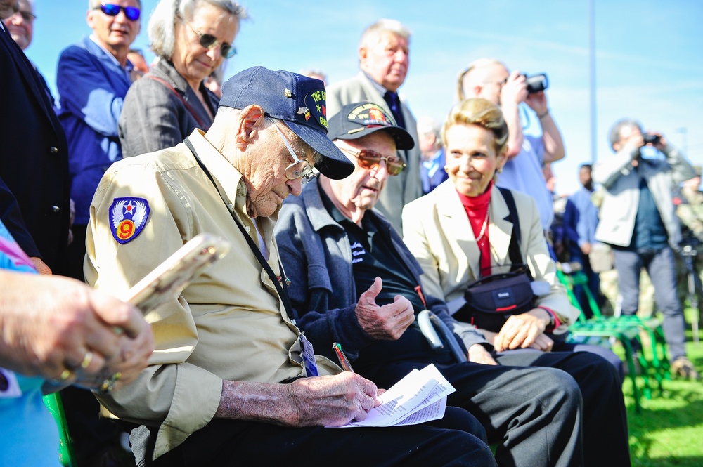 World War II veterans sign autographs