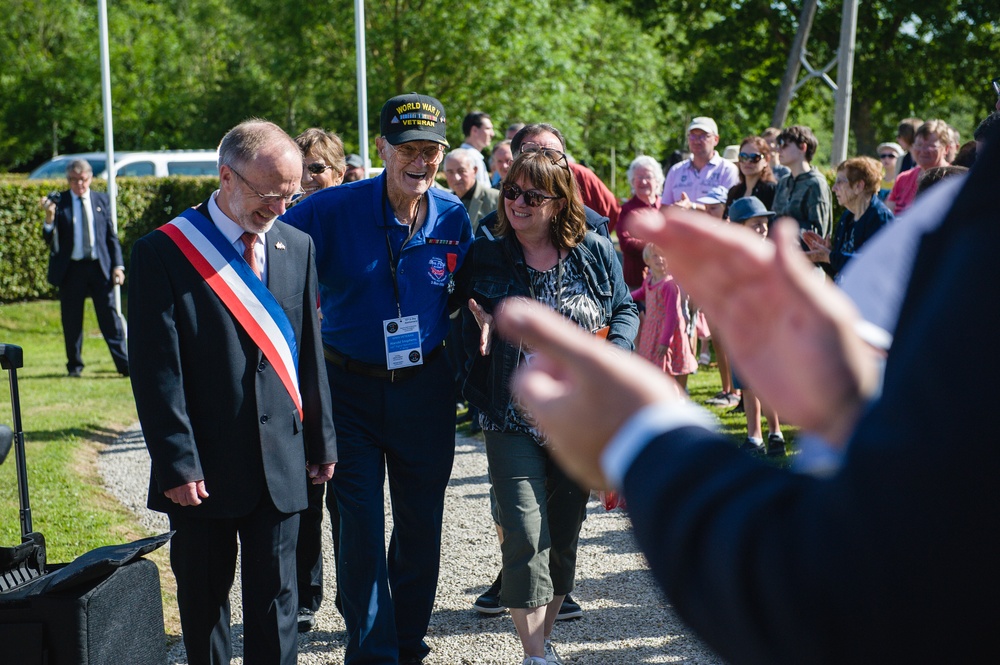 World War II veteran arrives at ceremony