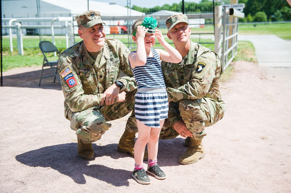 101st Soldiers take photo with French girl