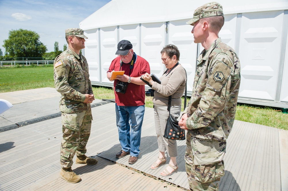 Soldiers interact with French media