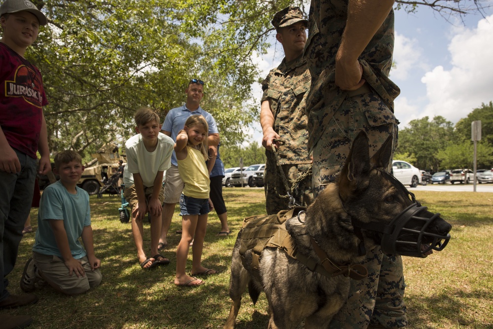 Swansboro mayor presents II MEF, Camp Lejeune sergeants major with key to the town during Military Appreciation Day