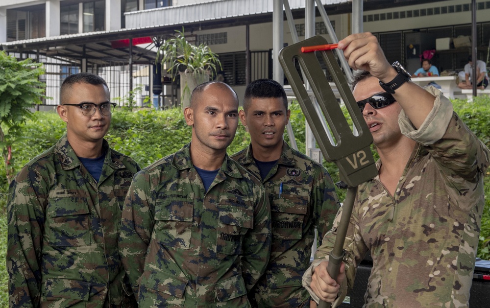 U.S. Navy, Royal Thai Navy Explosive Ordnance Disposal Technicians conduct knowledge exchange during CARAT 2019