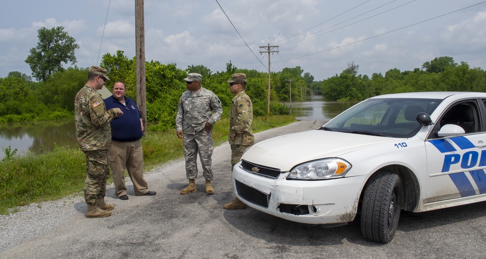 Illinois National Guard Soldiers discuss levee patrol operations