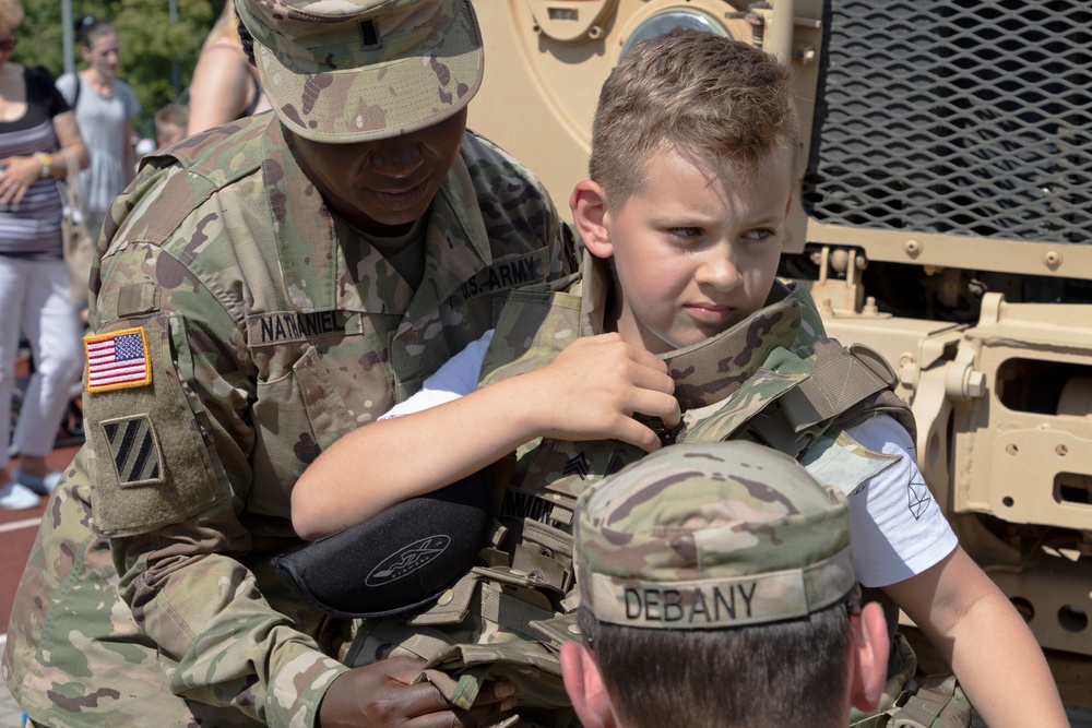 US Soldiers interact with Polish community