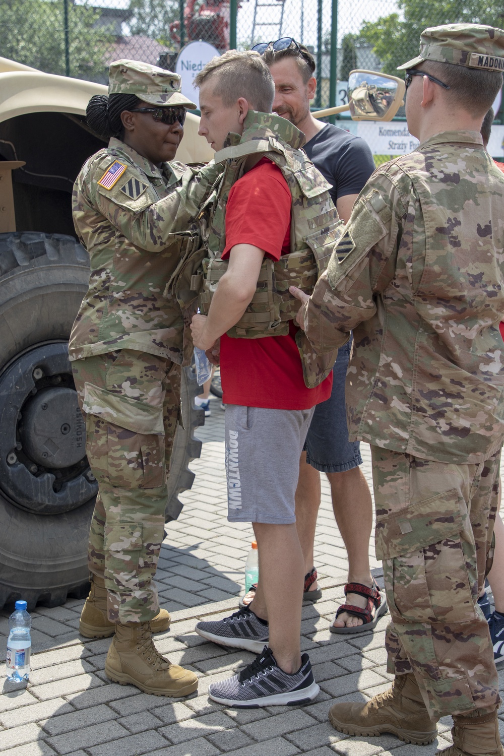 US Soldiers interact with Polish community