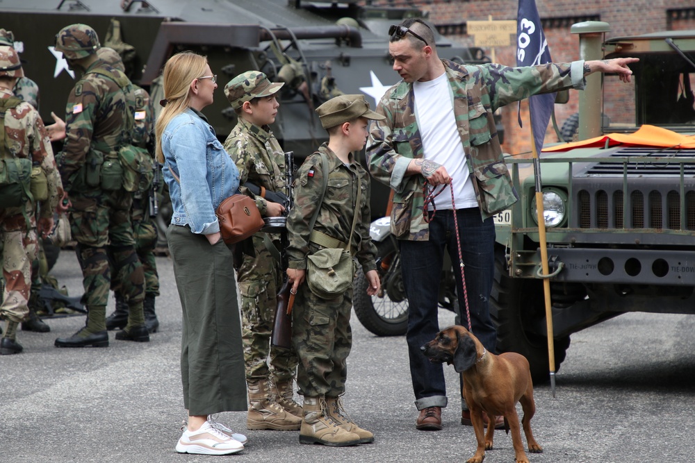 Soldier's Participate in Zbrojownia Firearms Collector's Association's annual Firearms Collectors Convention