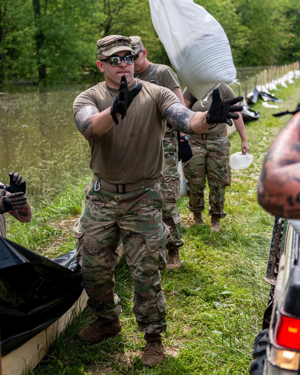 Illinois National Guard Soldiers bolster flood defenses