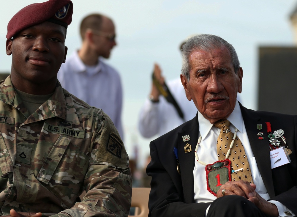 Service Member meets WWII Veteran