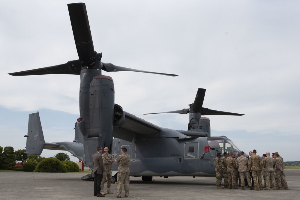 U.S. Acting Secretary of Defense Receives Osprey Mission Brief