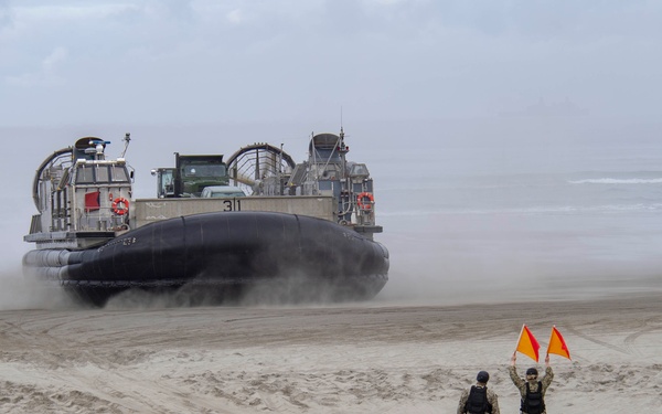 LCAC Lands in Oregon for DSCA Exercise