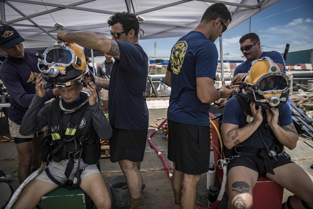 U.S. Divers Perform A Joint Dive Exercise With RTN Divers