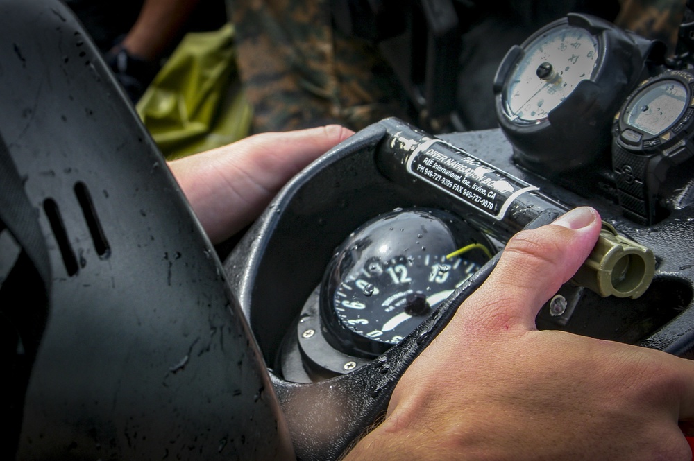 Recon Marines conduct dive ops