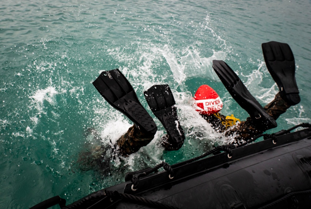 Recon Marines conduct dive ops