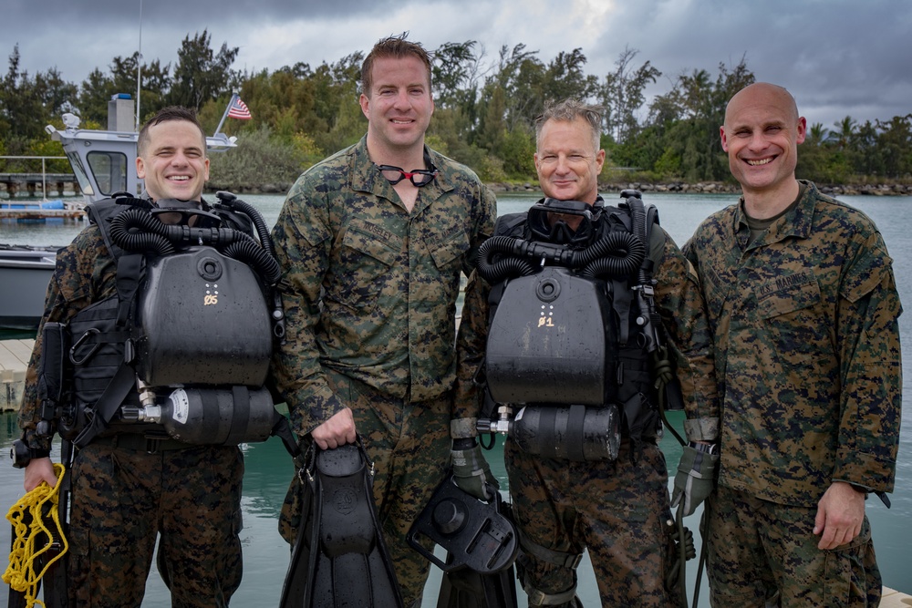 Recon Marines conduct dive ops