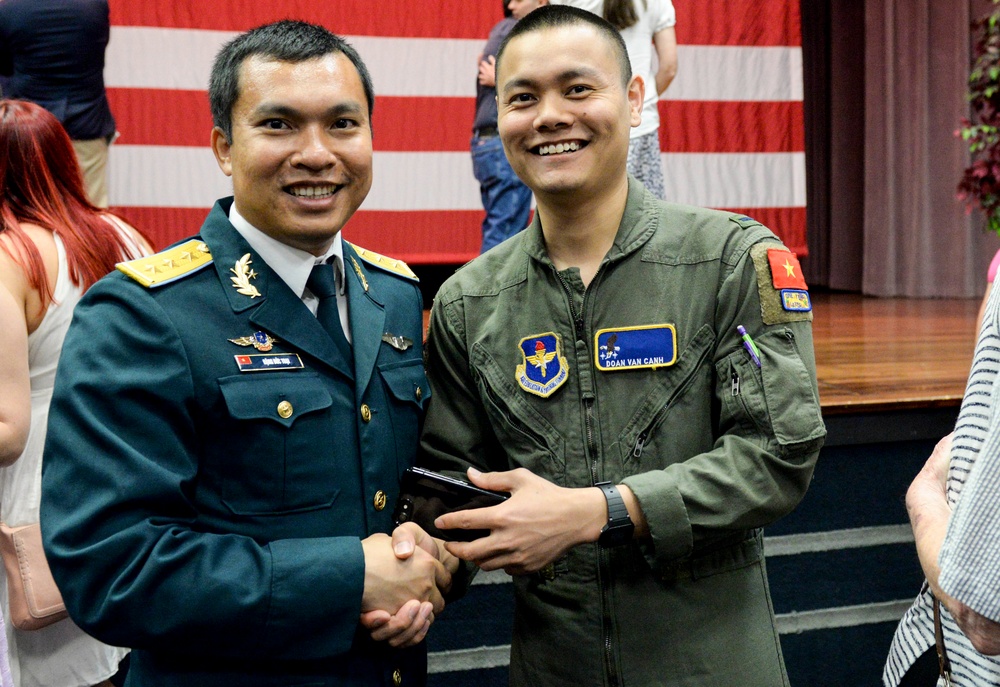 First Vietnamese student graduates from US Aviation Leadership Program