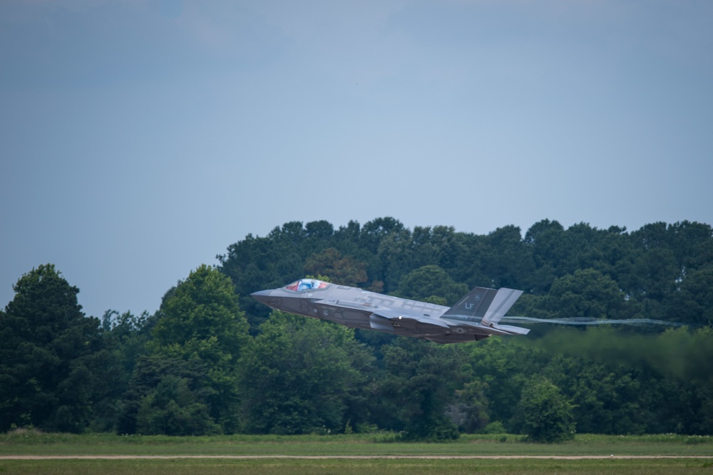 Heritage Flight honors last D-Day celebration