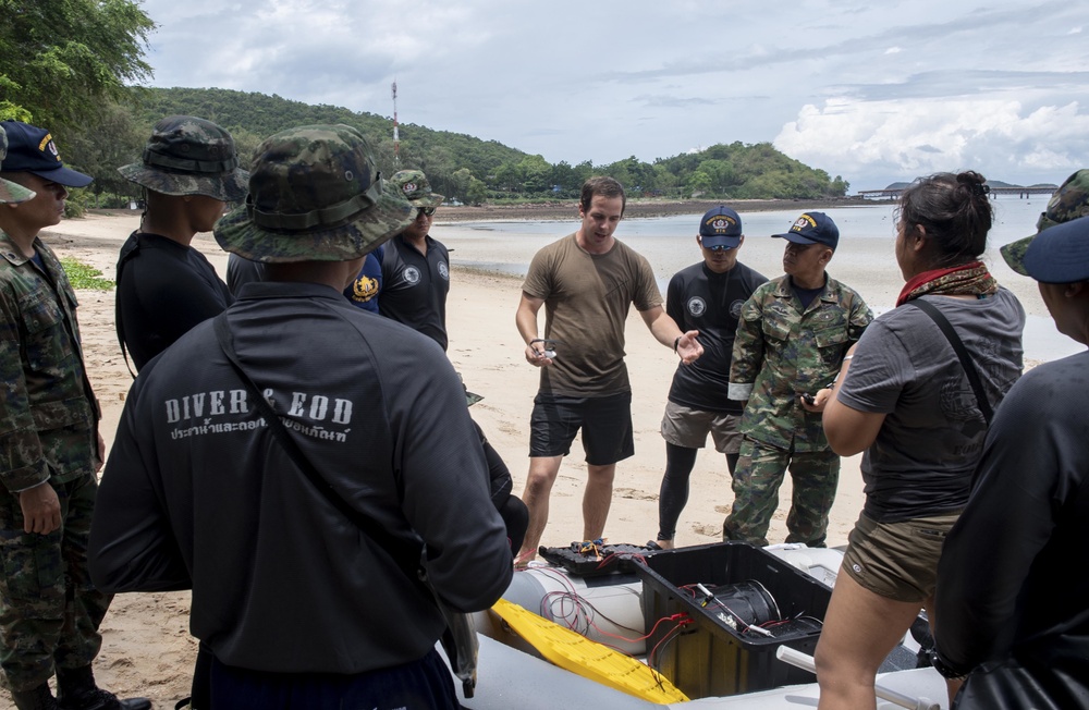EODMU-5, RTN conduct WBIED practical knowledge exchange during CARAT 2019