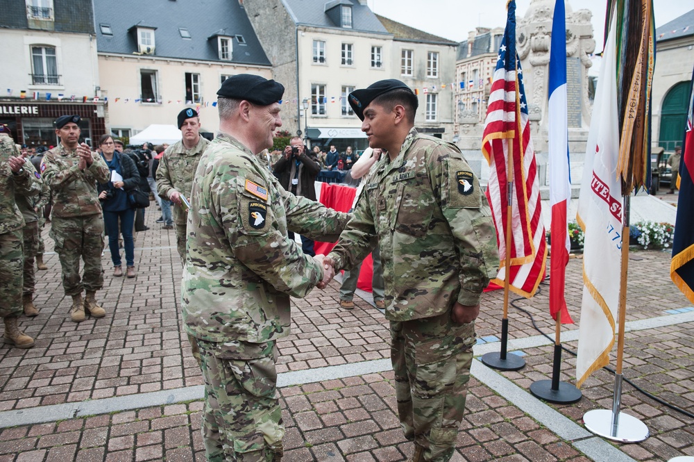 Army Chief of Staff Shakes Hands with Newest NCO