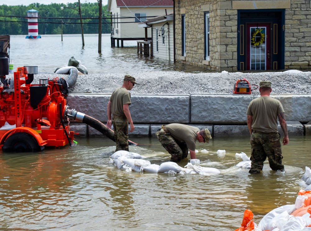 Illinois National Guard Soldiers Sandbag in Grafton