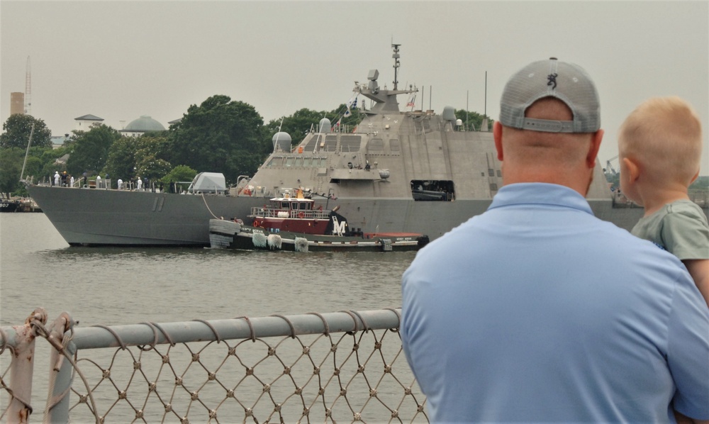 USS Sioux City (LCS-11) viewed from the Battleship Wisconsin