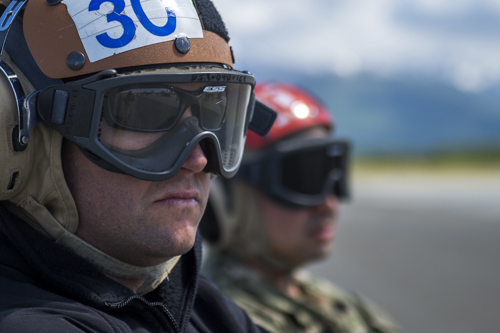 Navy F/A-19E Super Hornets train with JBER F-22s