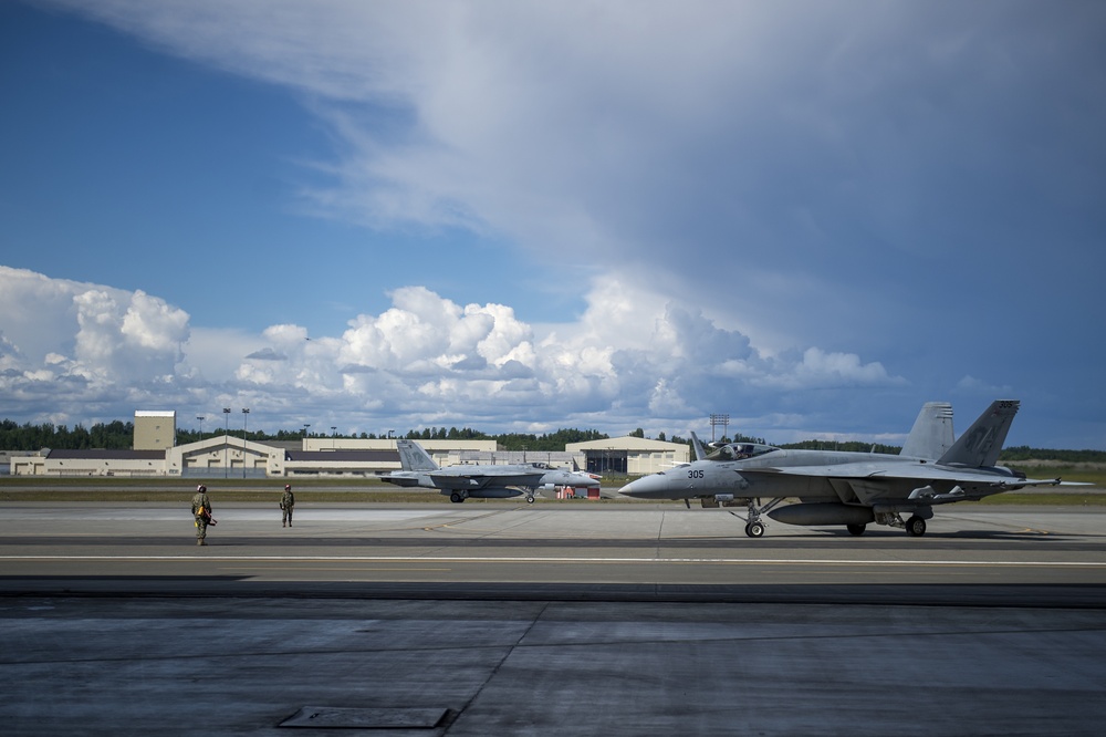 Navy F/A-18E Super Hornets train with JBER F-22s