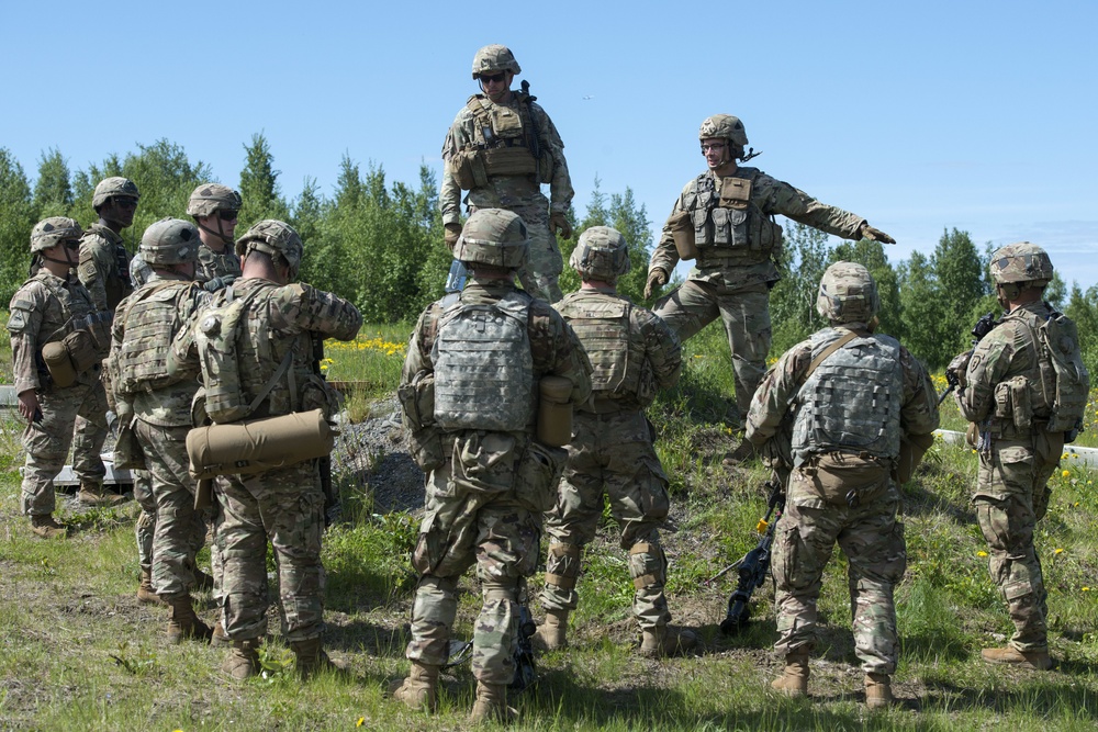 DVIDS - Images - '1 Geronimo' paratroopers conduct infantry squad live ...