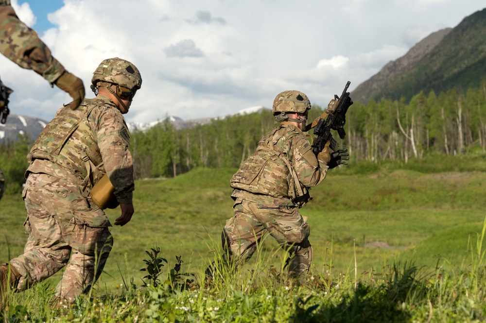 DVIDS - Images - '1 Geronimo' paratroopers conduct infantry squad live ...