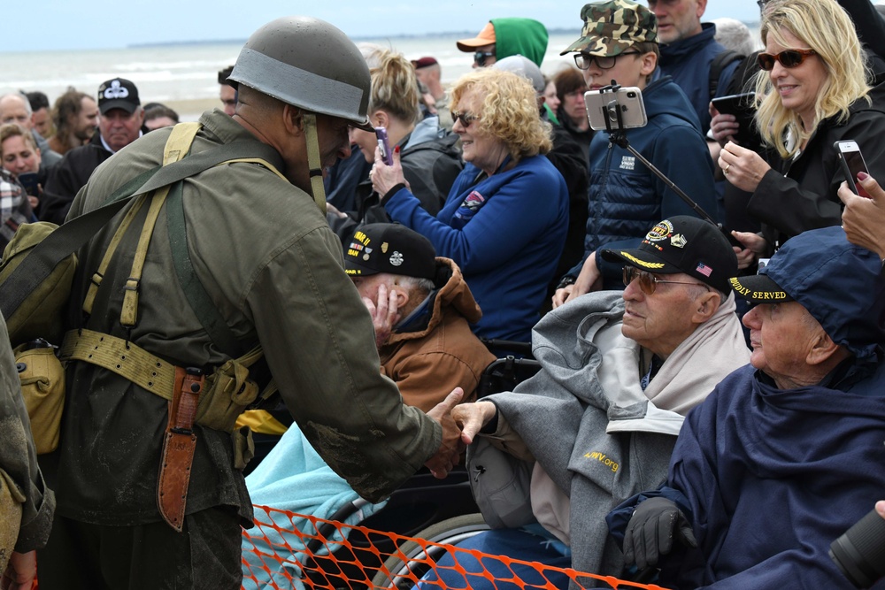 DVIDS - Images - U.S. Navy SEALS Re-enact D-Day Mission [Image 6 of 8]