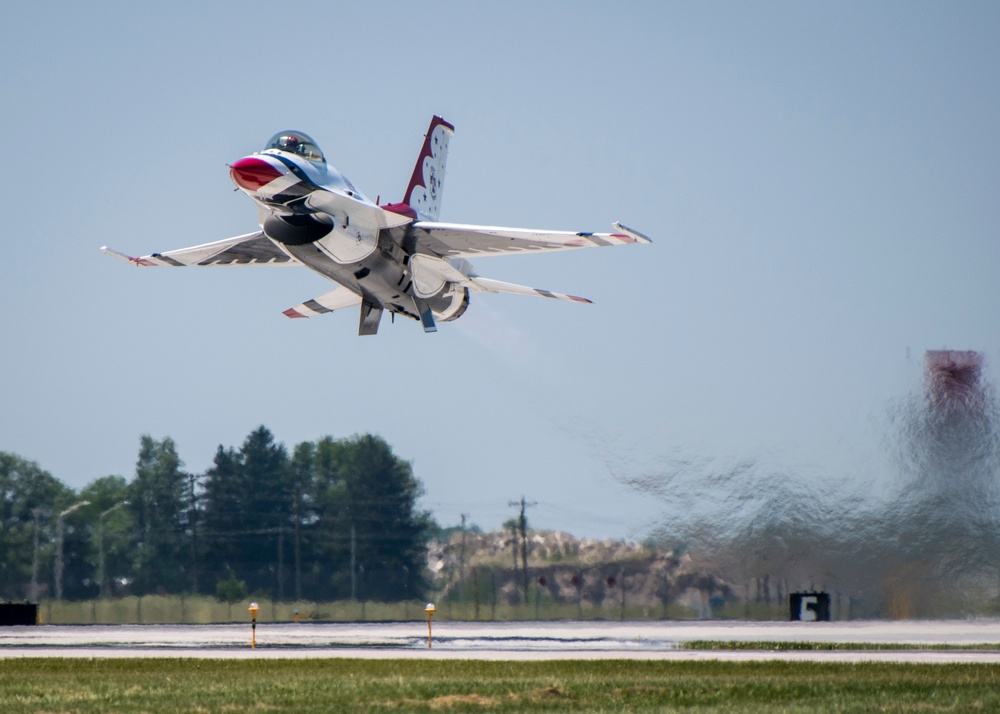 Thunderbirds Practice over Fort Wayne