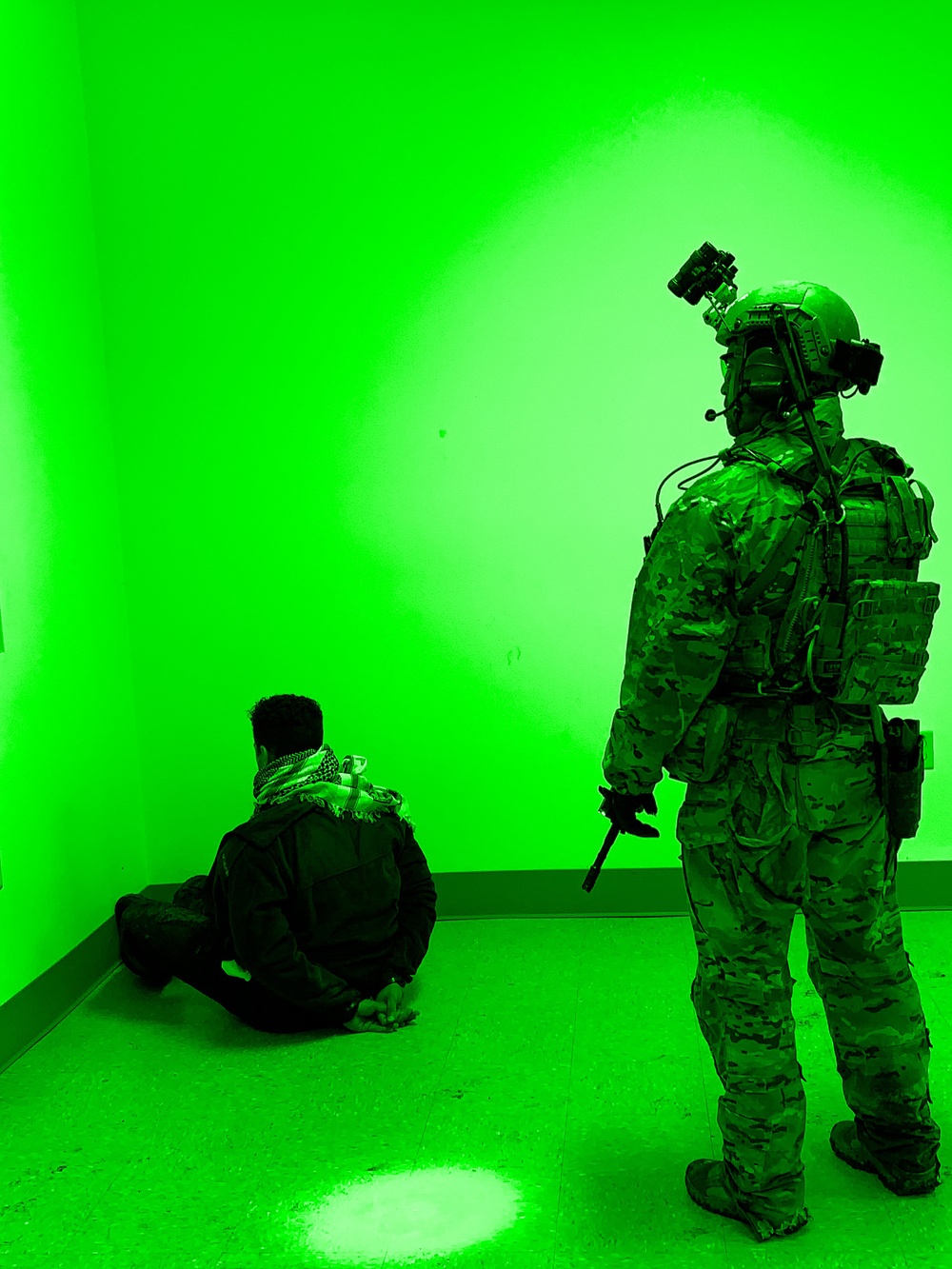 SF Guards &quot;Enemy&quot; Before Extracting Him During Exercise