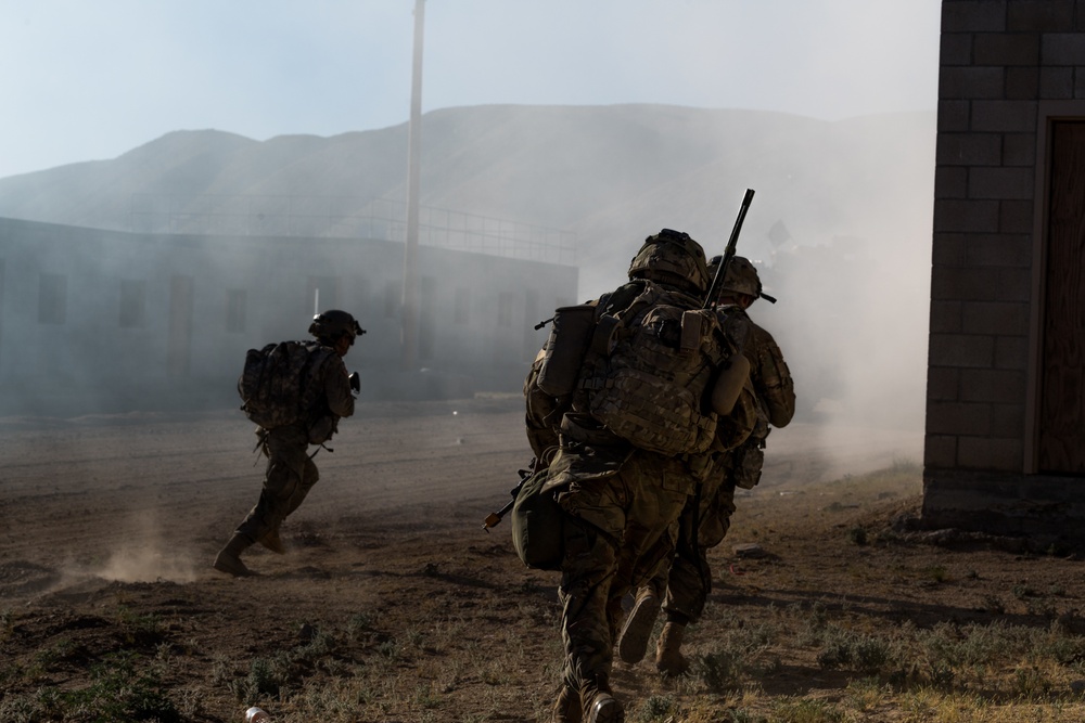 Army National Guard Infantrymen Seize a Town at NTC.
