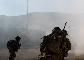 Army National Guard Infantrymen Seize a Town at NTC.