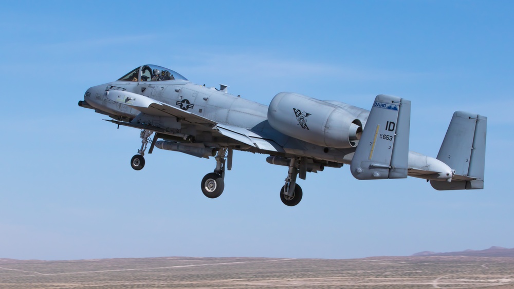 A-10 Thunderbolt executes austere take off