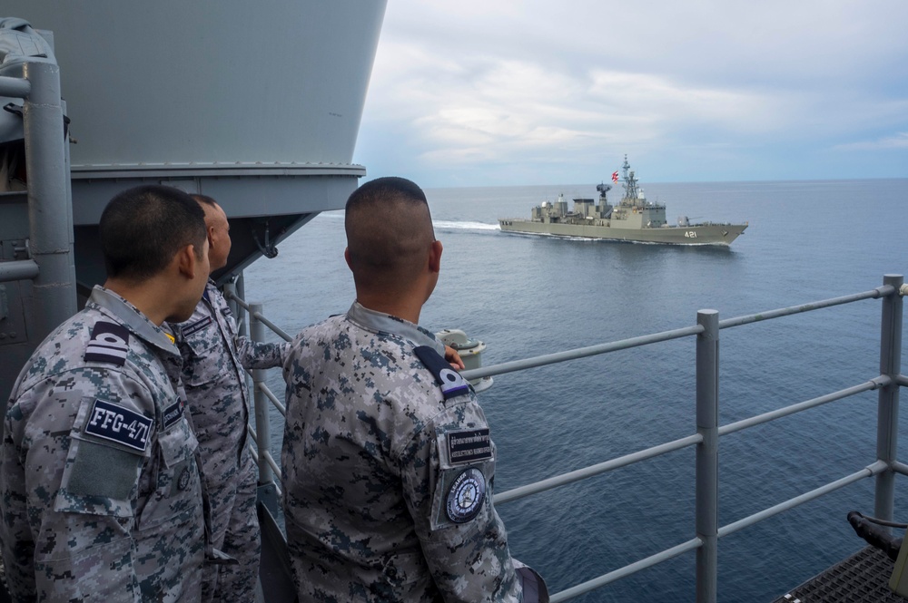 USS Antietam Operates Underway with the Royal Thai Navy During CARAT Thailand 2019