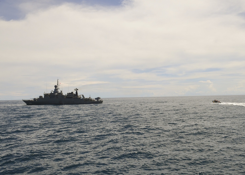 USS Antietam Partcipates in a Personnel Transfer with the Royal Thai Navy During CARAT