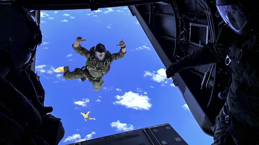 3rd RadBn, 4th Force Recon conduct para ops