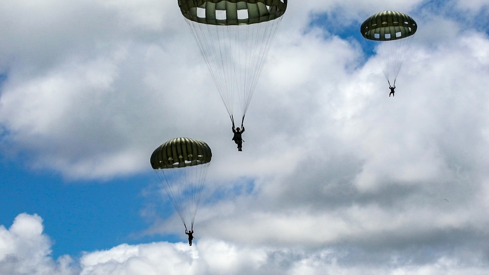 3rd RadBn, 4th Force Recon conduct para ops