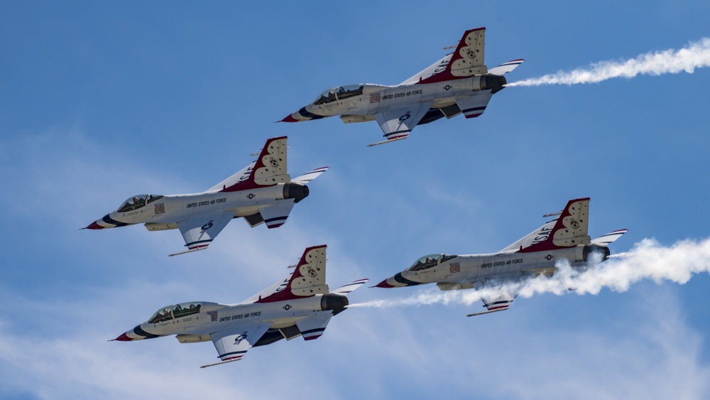 Thunderbirds perform over Fort Wayne