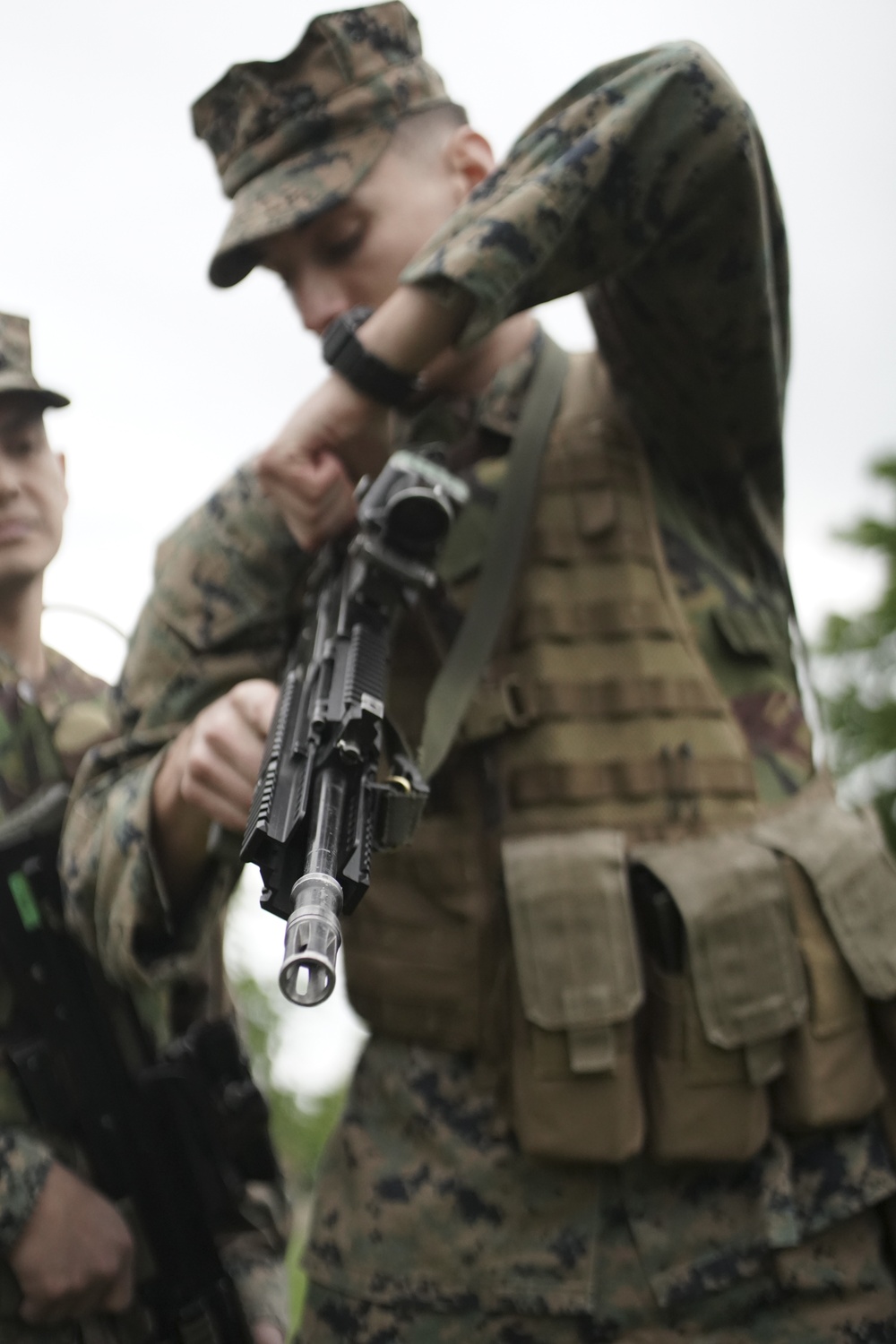 Reserve Marines, British Army Commandos conduct weapon familiarization during exercise Red Dagger