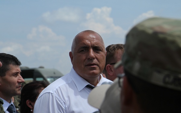 Prime Minister speaks with multinational troops